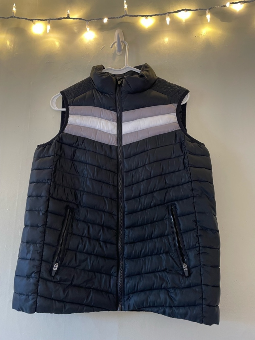 Fabletics Black Quilted Puffer Vest Gray White Chevron Active Yoga Comfy Light - Picture 2 of 16
